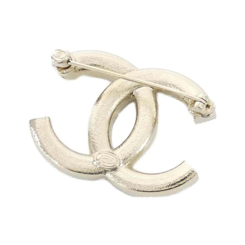 CHANEL White Brooch - Picture 2 of 3